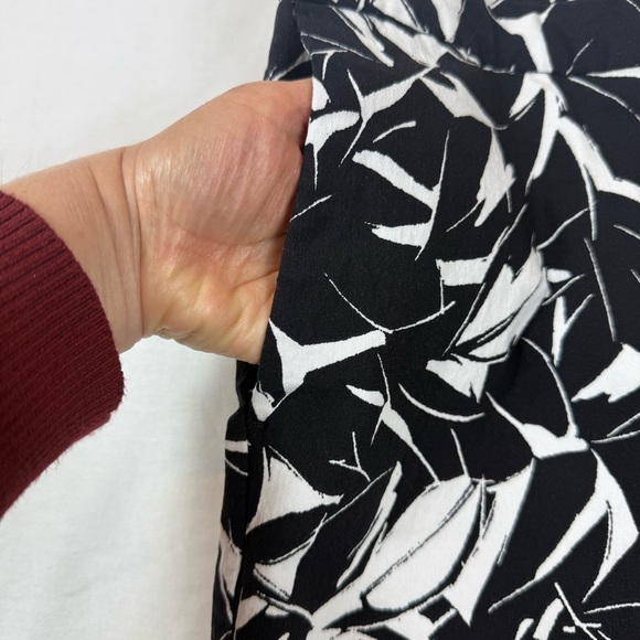 Mario Serrani Italy Tummy Control Black and White Leaf Print Shorts Size 8 - Picture 4 of 9